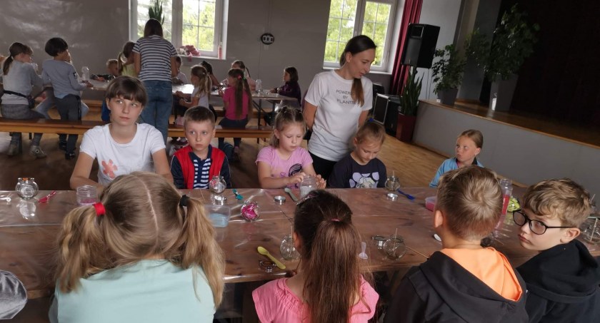 Zduny. Młodzież podczas warsztatów stworzyła świeczki żelowe (foto)