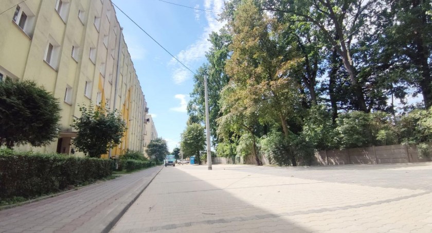 Łowicz. Więcej miejsc parkingowych na os. Broniewskiego (foto)