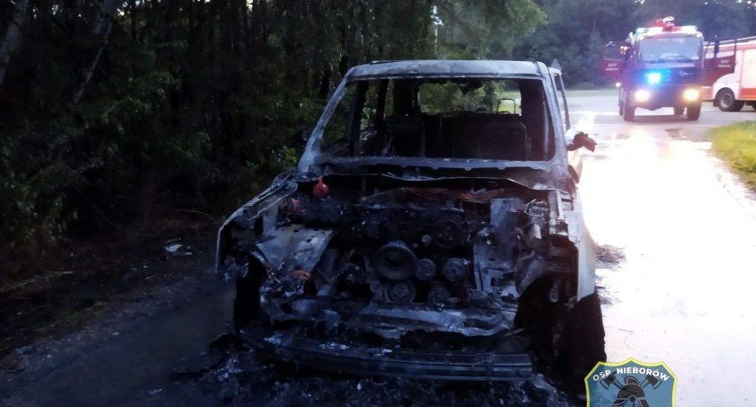 Nieborów. Spłonął Land Rover na DK70 