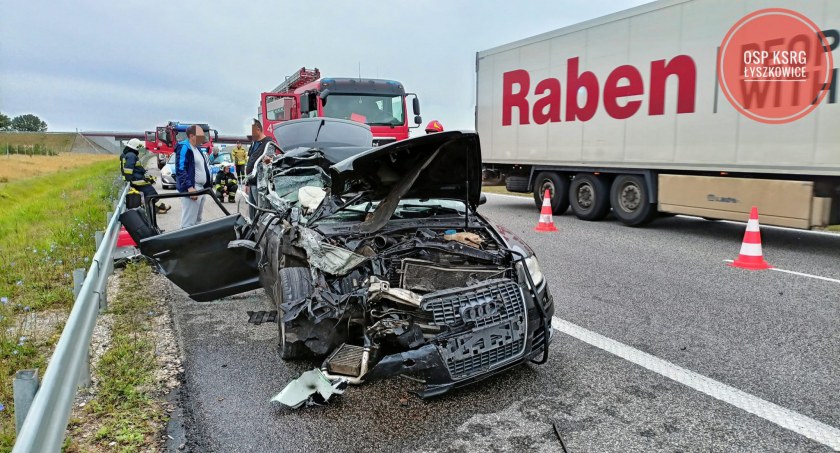 Wypadek na A2 w gminie Łyszkowice. Poszkodowani to obywatele Litwy