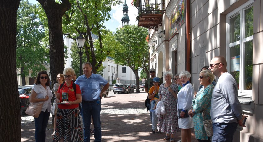 Tropem łowickich księżaków z przewodnikiem PTTK (foto)