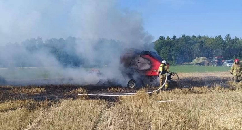 Dąbkowice Dolne. Spłonęła prasa rolnicza i bele słomy (foto)