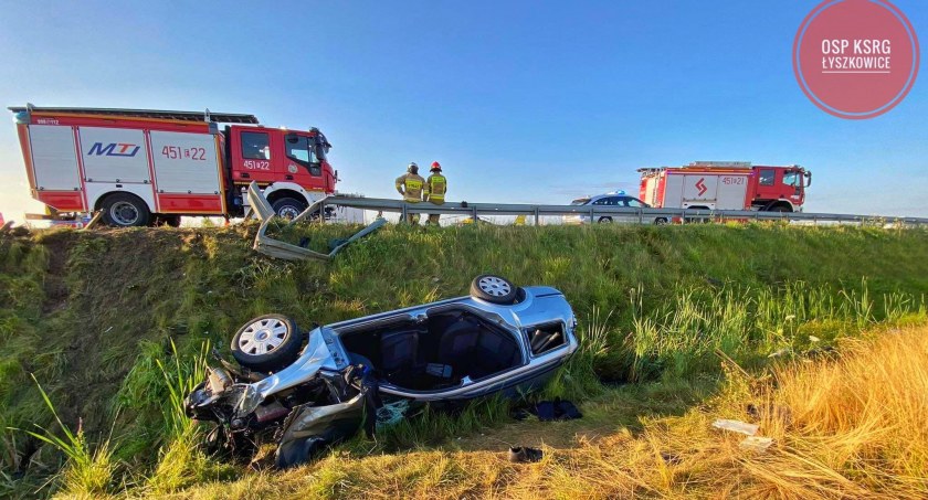 Dachowanie w Sobocie i na autostradzie A2, lądował LPR
