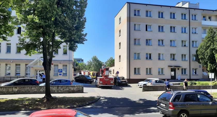 Łowicz. Młody mężczyzna chciał skoczyć z dachu