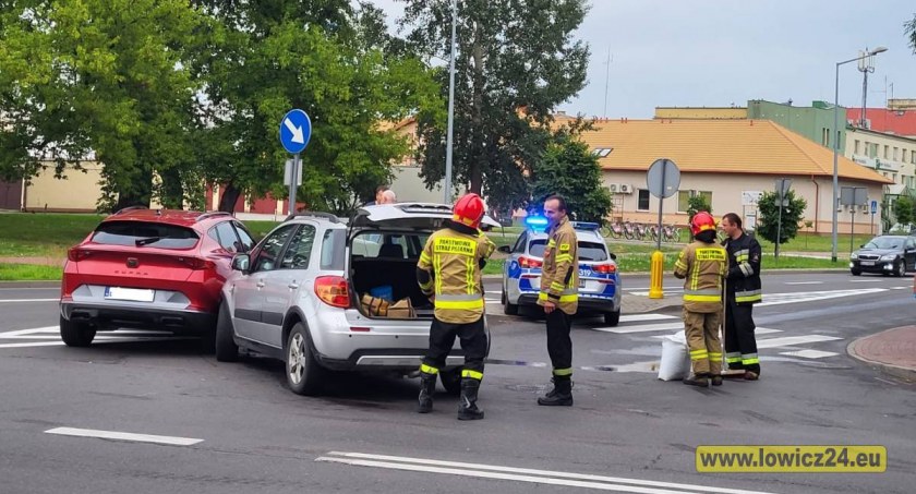 Łowicz. Kolizja na feralnym skrzyżowaniu przy Medyku (foto, film)