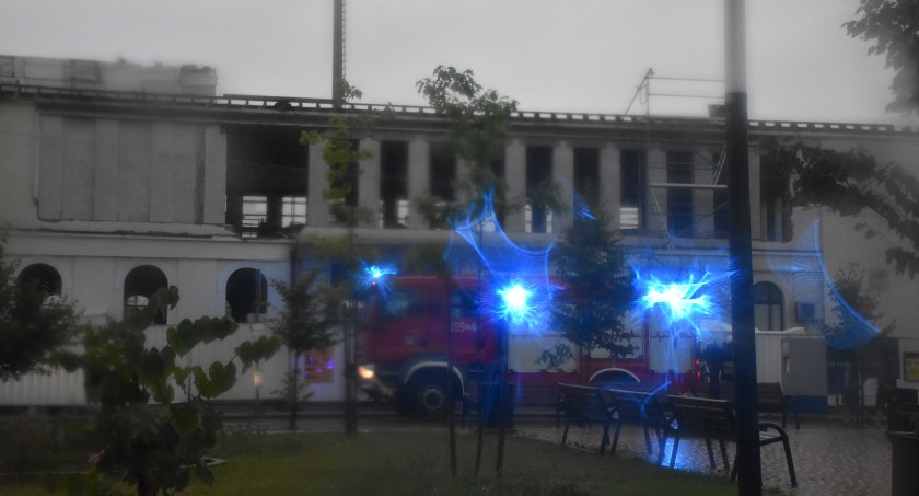 Łowicz. Remontowany budynek Dworca PKP został zalany