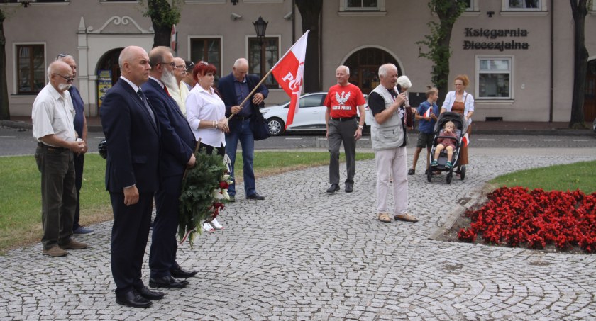 Łowicz. Klub Gazety Polskiej upamiętnił 78. rocznicę wybuchu Powstania Warszawskiego (foto, film)