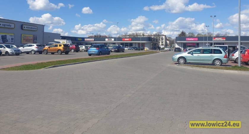 Mieszkańcy os. Broniewskiego: Mamy dość nocnych hałasów dochodzących z parkingu przy galerii! 