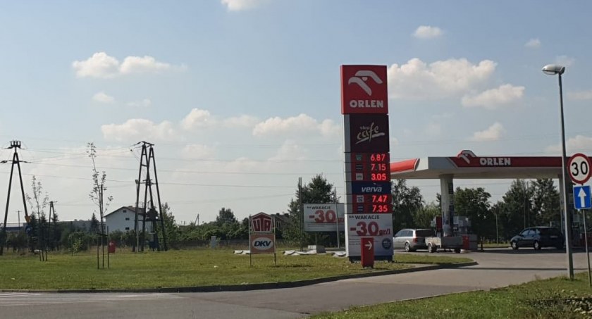 Ceny paliw spadają! Benzyna na niektórych stacjach już poniżej 7 zł/l 