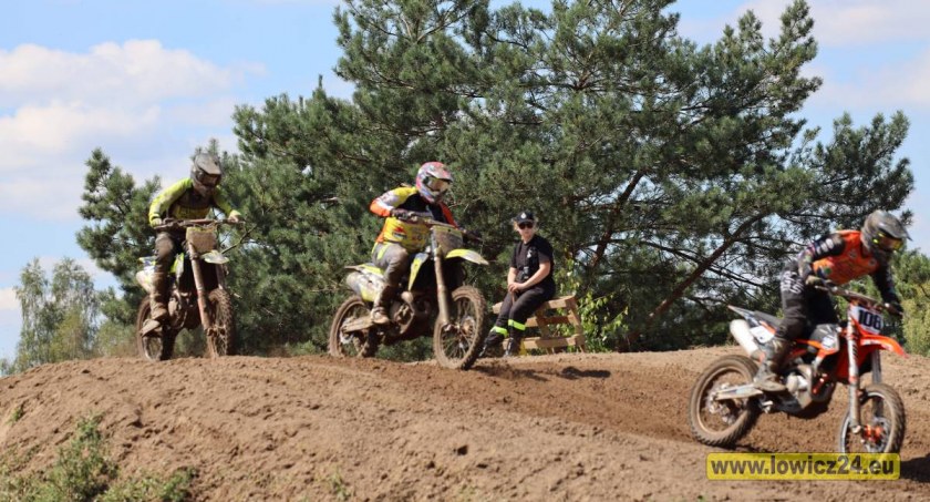 W Serokach koło Łowicza odbywają się zawody motocrossowe (foto, film)