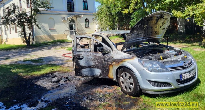 Pożar auta na ul. Świętojańskiej w Łowiczu (foto)