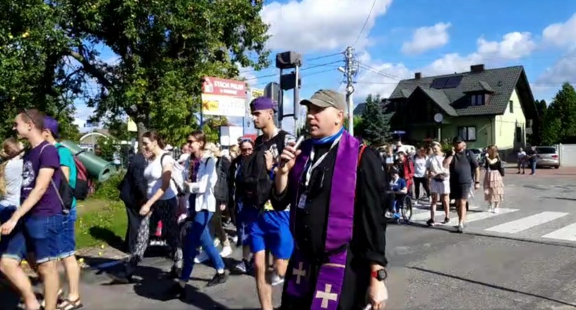 Dziś drugi dzień wędrówki łowickiej pielgrzymki na Jasną Górę (foto, film)