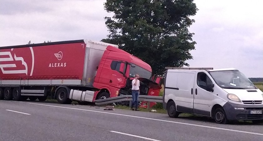 Kolizja dwóch pojazdów na DK92. Trwa pościg za zbiegłym kierowcą! (foto)