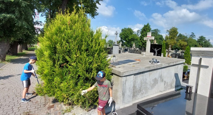 „Dziesiątacy” porządkowali groby żołnierzy. Apel do mieszkańców Łowicza (foto)