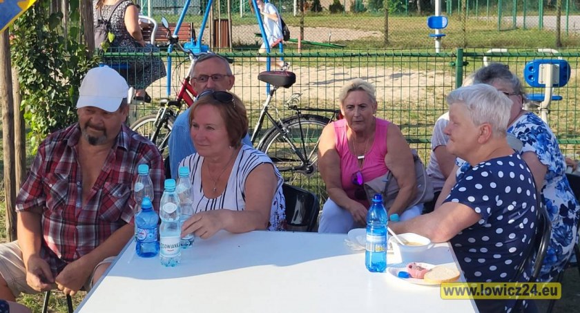 Mieszkańcy łowickich Górek pożegnali wakacje piknikiem (foto i film)