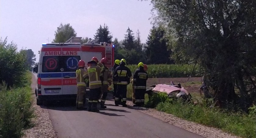Wypadek pod Łowiczem. Auto zatrzymało się w rowie