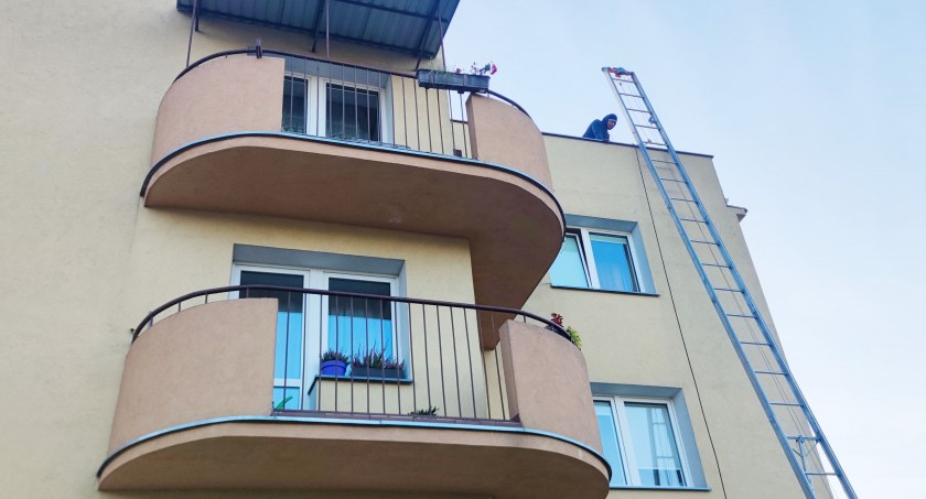 Trwa renowacja dachu bloku na os. Bratkowice (foto)