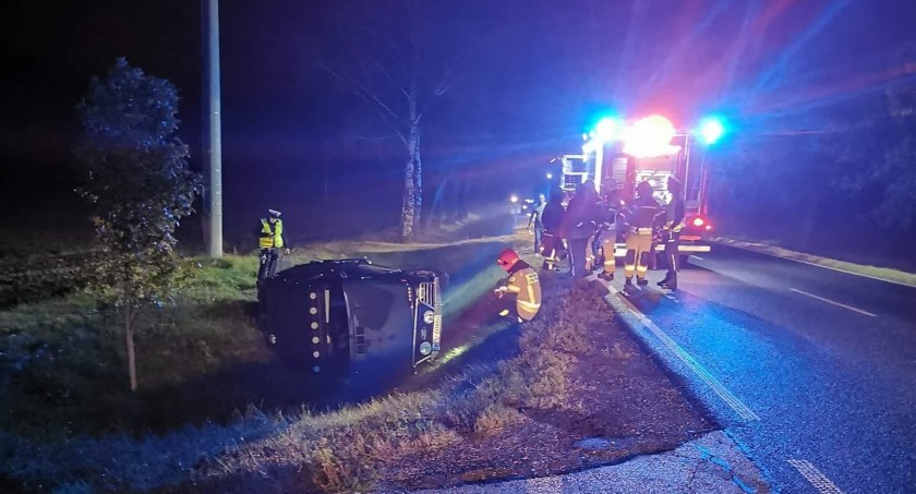 Bełchów. Auto zatrzymało się w rowie