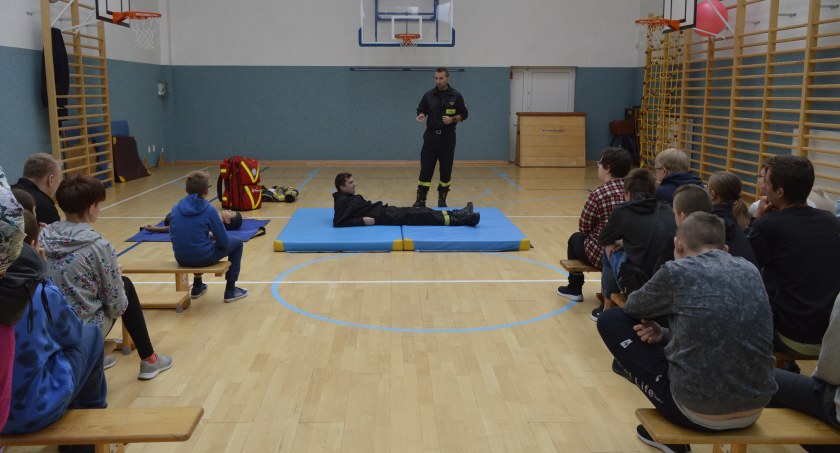 Uczniowie Specjalnego Ośrodka Szkolno – Wychowawczego im. Jana Brzechwy spotkali się ze strażakami (foto)