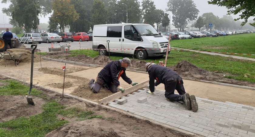 Łowicz. Na os. Starzyńskiego powstaje droga dojazdowa do bloku (foto)