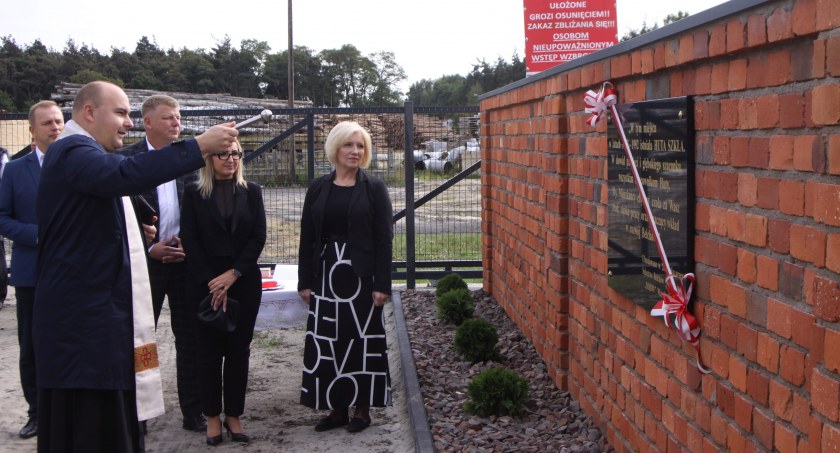 Bełchów. Odsłonięcie tablicy upamiętniającej pracowników Huty Szkła (foto, film)