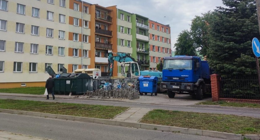 Powstaje nowa wiata śmietnikowa na Bratkowicach (foto)