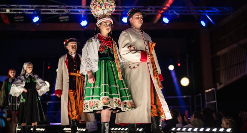 Młodzież ZSCKR w Zduńskiej Dąbrowie reprezentowała region łowicki na „FOLK FASHION SHOW 2022” (foto)
