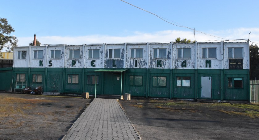 Łowicz. Zaplecze stadionu przy ul. Starzyńskiego – „Temat powinien być już dawno zamknięty” (foto)