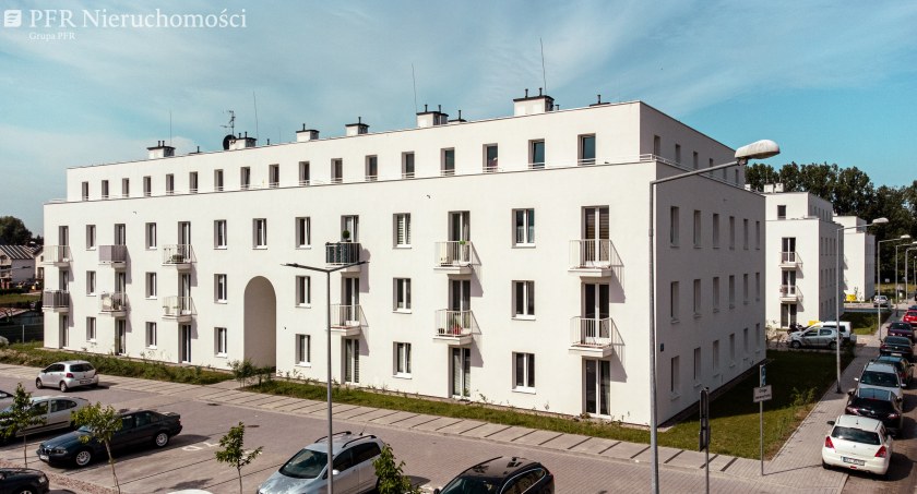 96 rodzin wprowadziło się na osiedle przy ul. Krudowskiego na łowickiej Korabce. Kim są najemcy? (foto, film)