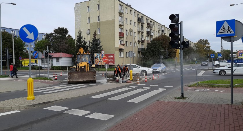 Łowicz. Prace na skrzyżowaniu przy Media Expert (foto, film)