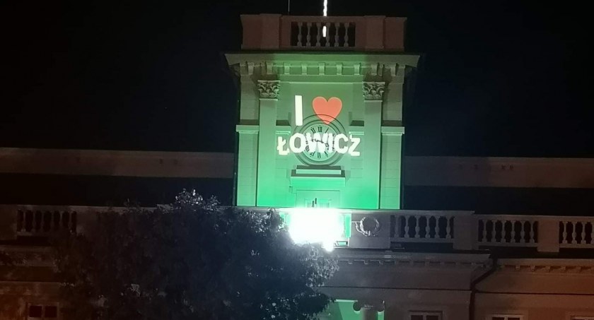 Ratusz w Łowiczu podświetlił się na zielono 
