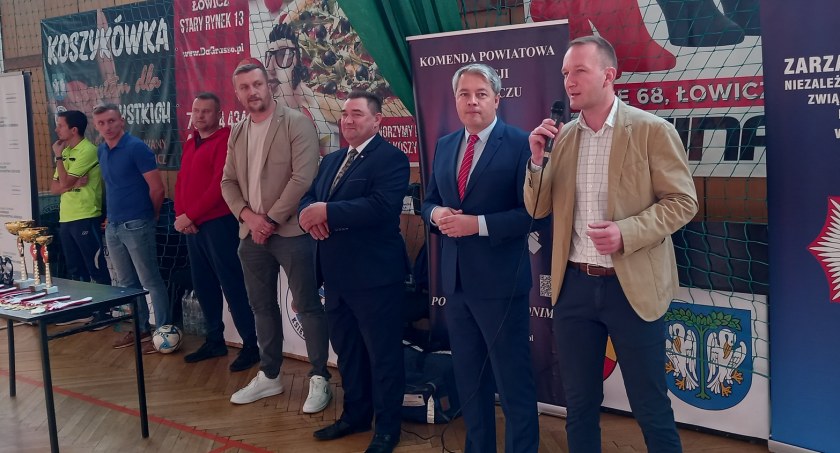 Turniej Halowej Piłki Nożnej Służb Mundurowych w Łowiczu (foto)