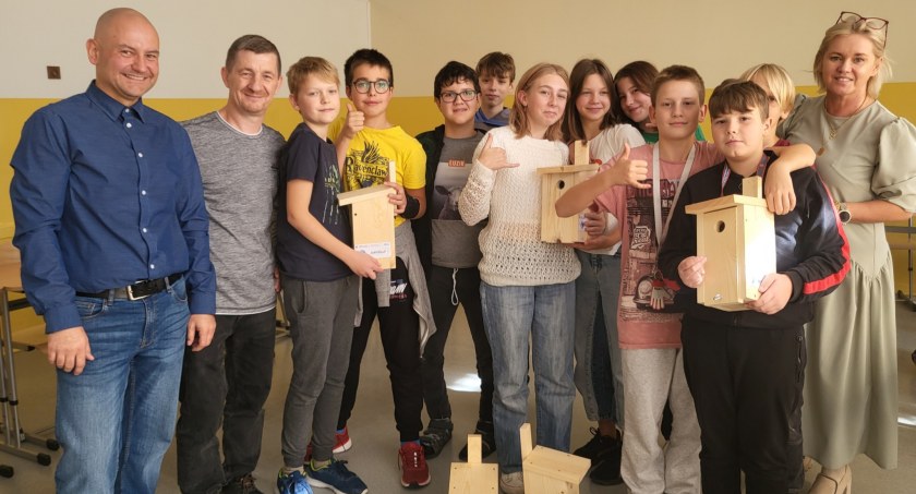 W łowickiej Siódemce montowali budki lęgowe dla ptaków (foto)