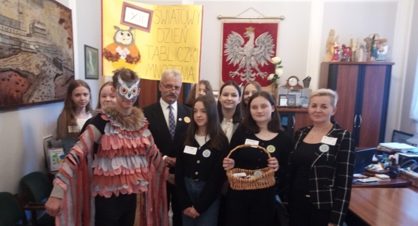 Uczniowie z Mastek przepytali burmistrza z tabliczki mnożenia