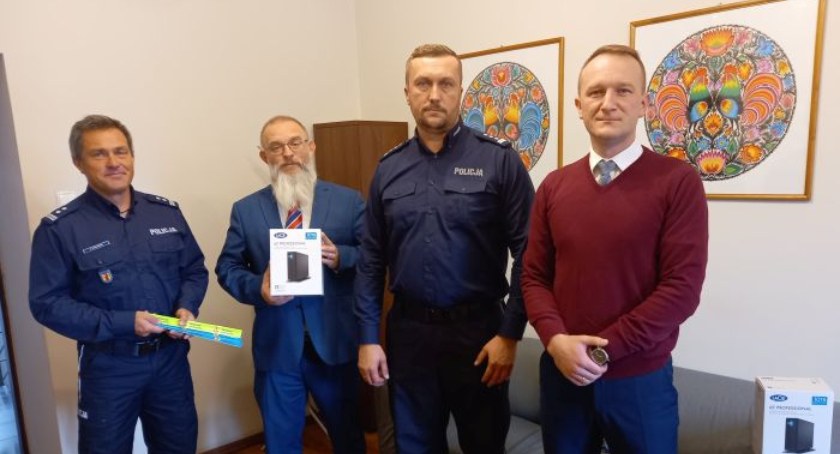 Łowicka policja otrzymała wsparcie od władz powiatu