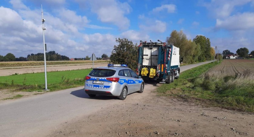 Klewków. Śmieciarka uszkodziła rogatki na przejeździe (foto)