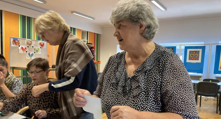Pod okiem twórczyń ludowych tworzyli wycinanki łowickie (foto)
