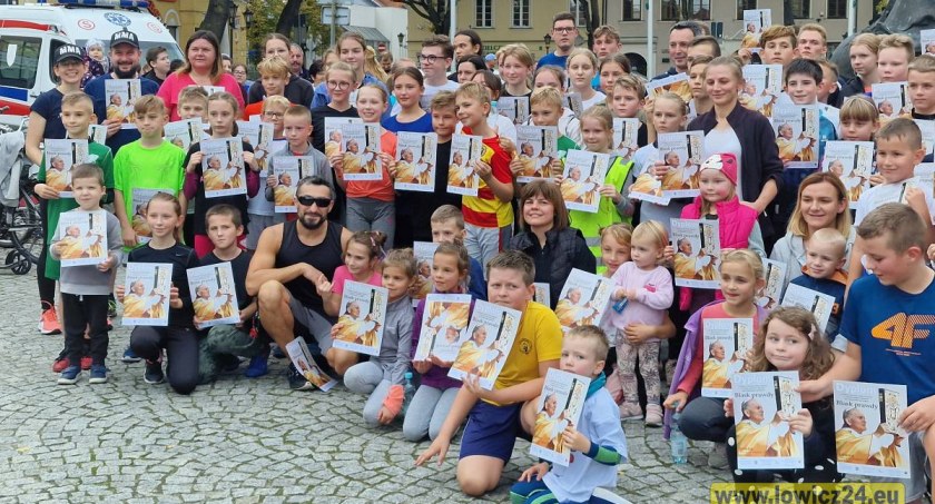 Łowicz. Bieg Papieski, jako uczczenie XXII Dnia Papieskiego (foto)