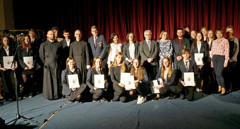 Stypendia dla uczniów i nagrody oraz odznaczenia dla nauczycieli w Pijarskiej