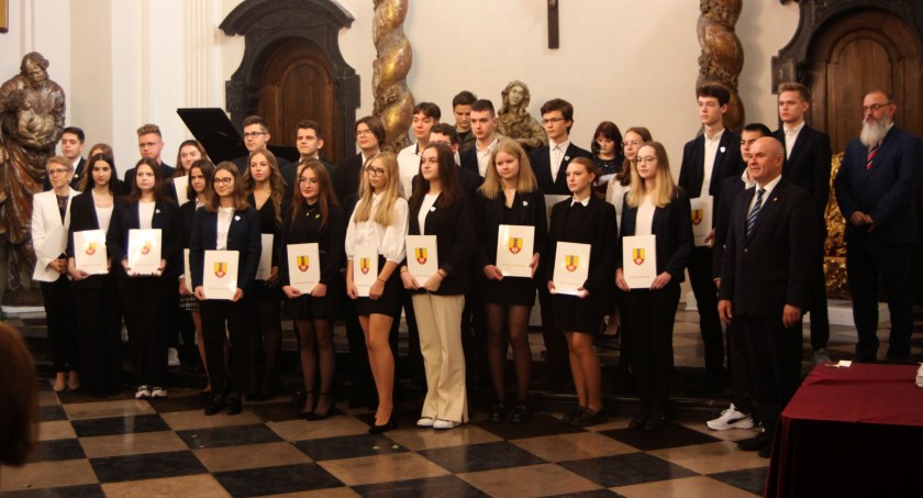 Łowicz. Wręczenie stypendiów naukowych starosty łowickiego (foto)