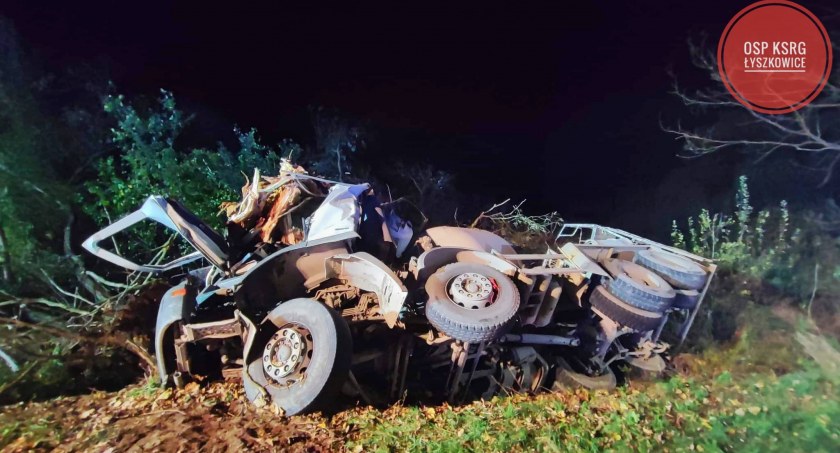 Betonomieszarka uderzyła w drzewo! Na miejscu lądował LPR
