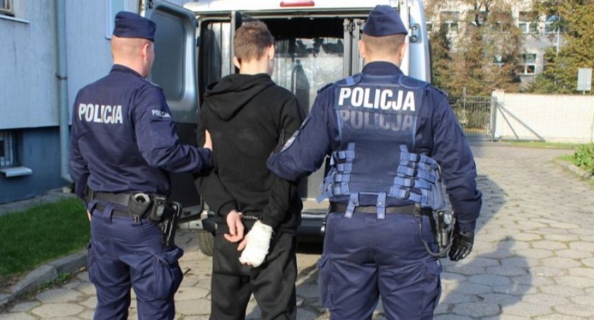 Nastolatek ukradł słodycze. Groził nożem pracownikowi ochrony, gdy ten chciał mu je odebrać!