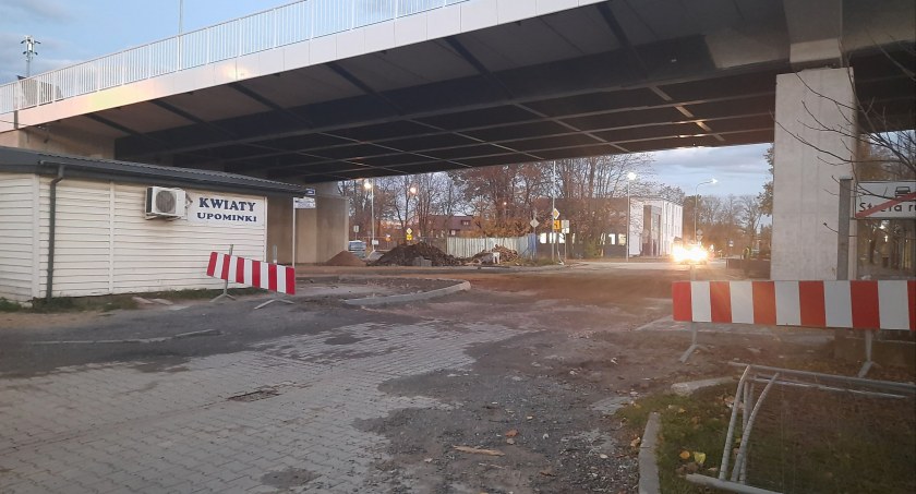 Łowicz. Utrudnienia na drodze pod wiaduktem (foto)
