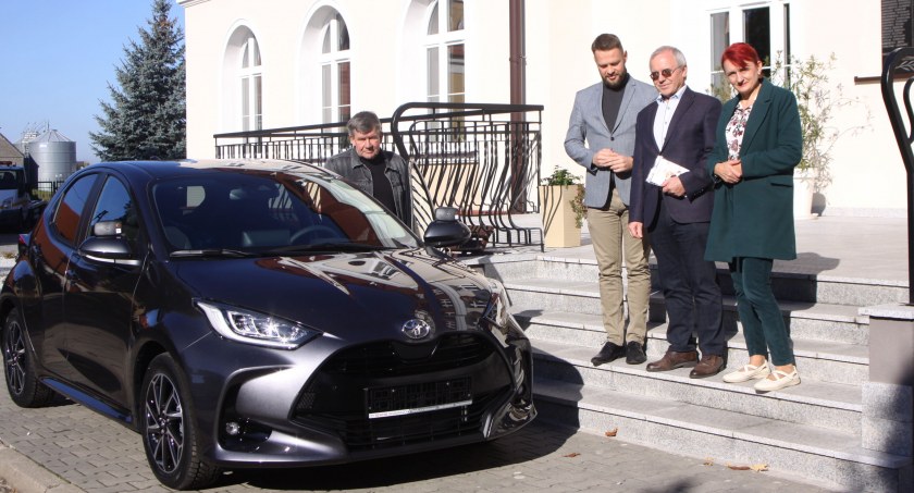 ZSP 2 w Łowiczu zakupiło nowe auto do nauki jazdy (foto, film)