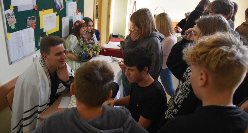 Ósmoklasiści z SP nr 7 sprawdzili swoją wiedzę z Mickiewicza (foto)