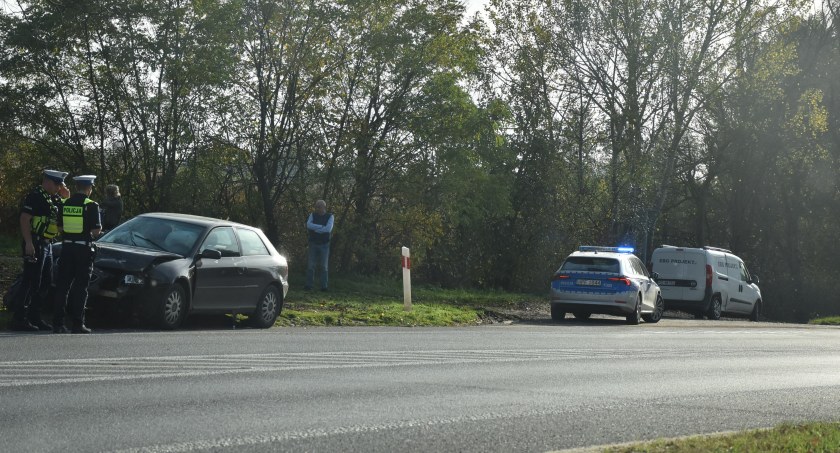 Domaniewice. Kolizja przy Urzędzie Gminy (foto)