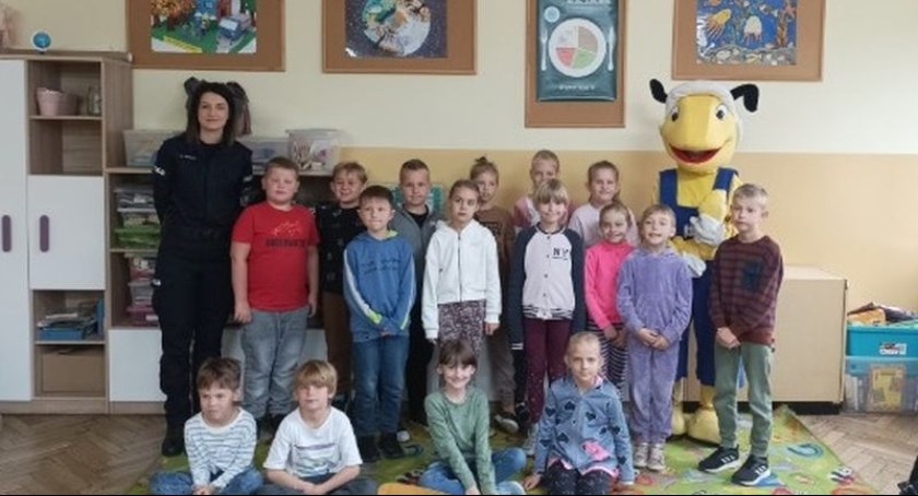 Policjanci odwiedzili kolejne szkoły i przedszkola