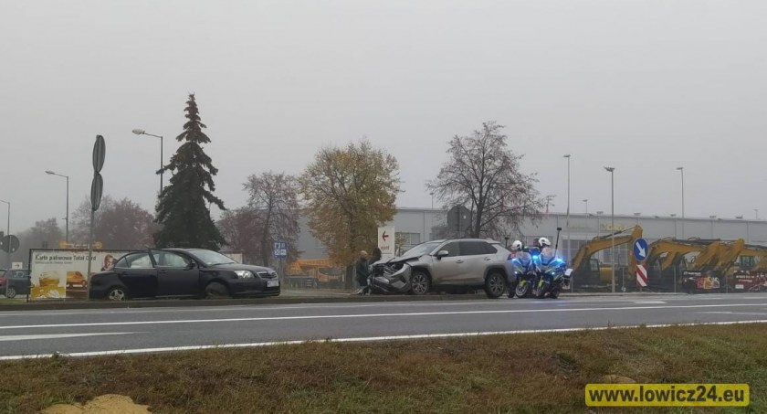 Kompina. Kolizja dwóch osobówek przy stacji benzynowej (foto)[AKTUALIZACJA]