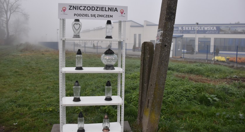 Łowicz. Pierwsza zniczodzielnia stanęła przy cmentarzu Emaus