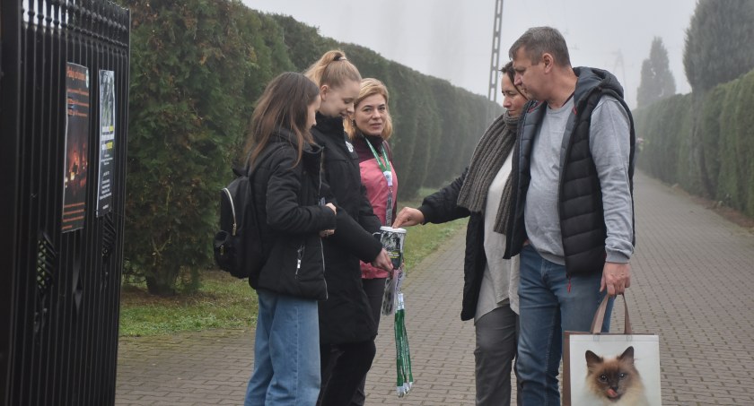 Uczniowie łowickiej Dwójki kwestują na cmentarzu Emaus (foto)